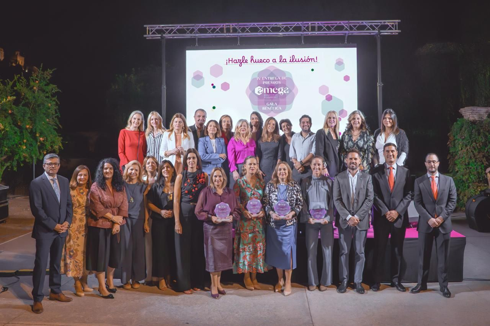 Las autoridades de la gala junta a las mujeres galardonadas la noche del martes en el Palacio de los Córdova.