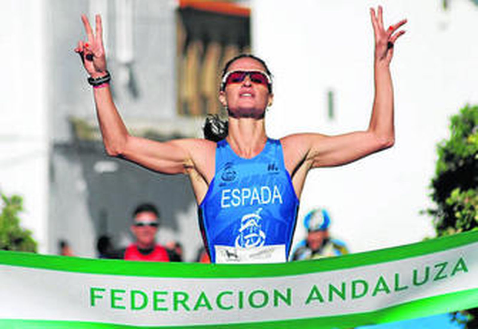 Rocío Espada levanta los brazos en señal de victoria a su llegada a meta en tierras malagueñas.