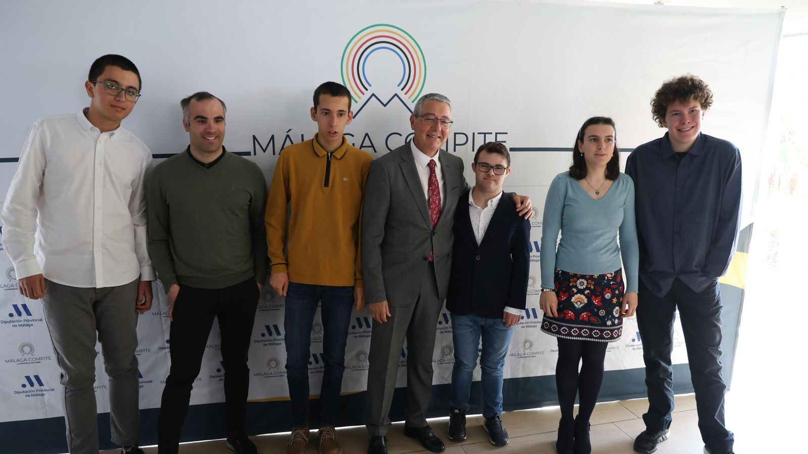 Los deportistas junto a Fransciso Salado