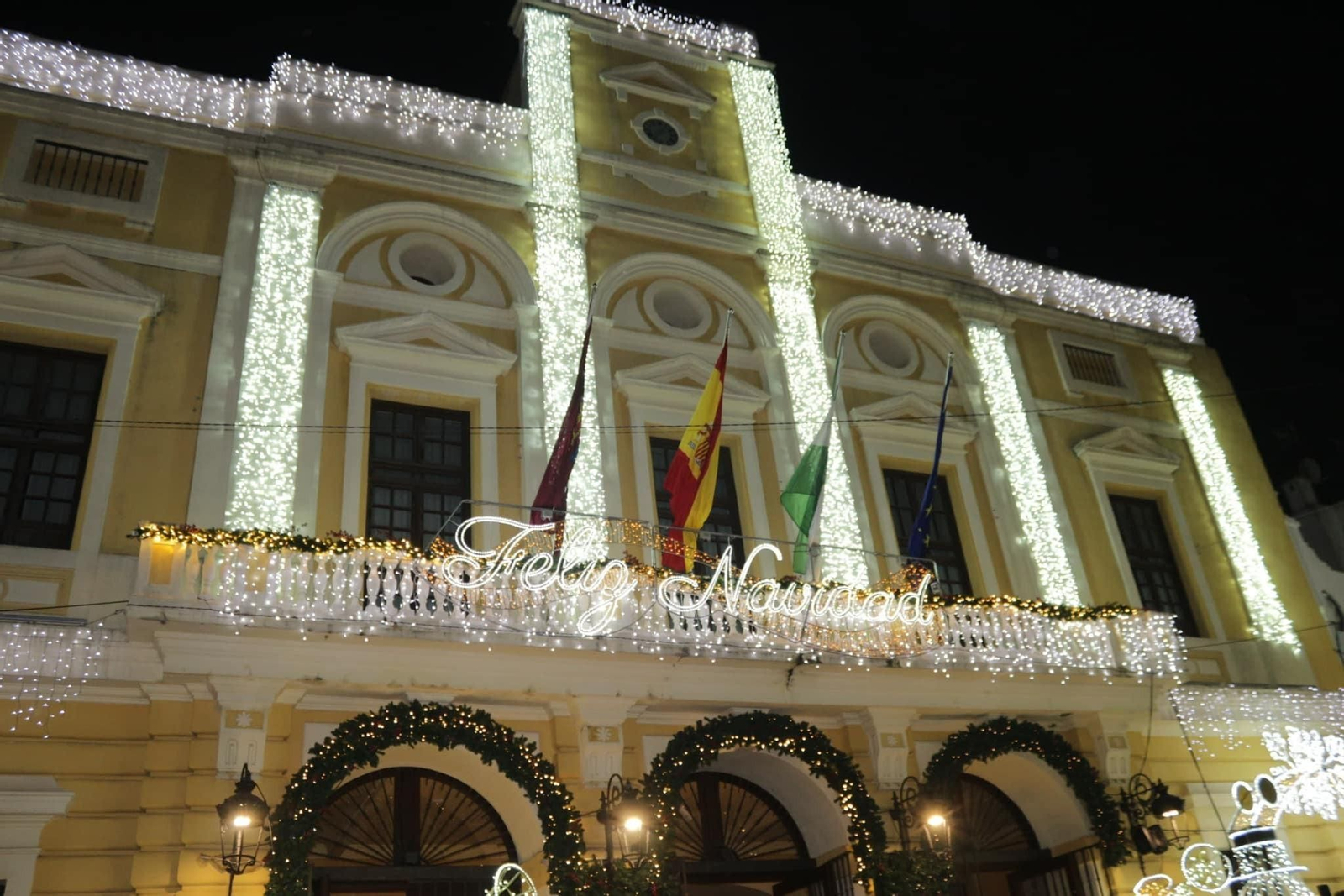 Por primera vez, la fachada del Ayuntamiento aparece totalmente iluminada.