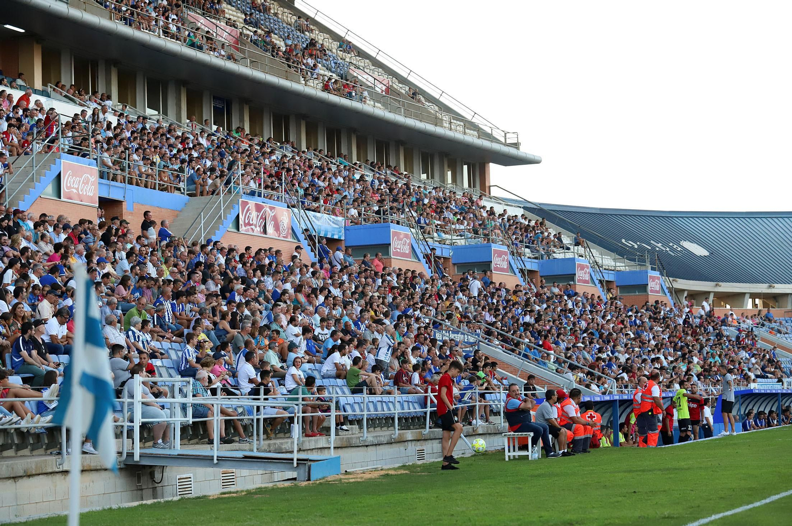 Tribuna principal del Nuevo Colombino llena de espectadores.