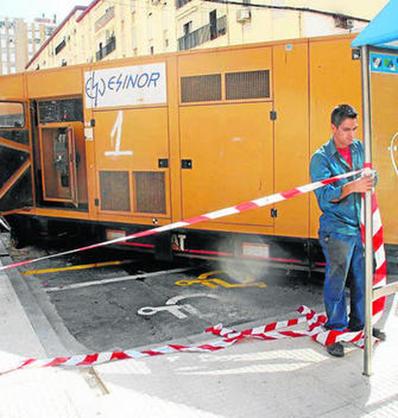 Uno de los equipos electrógenos instalados el miércoles en La Orden.