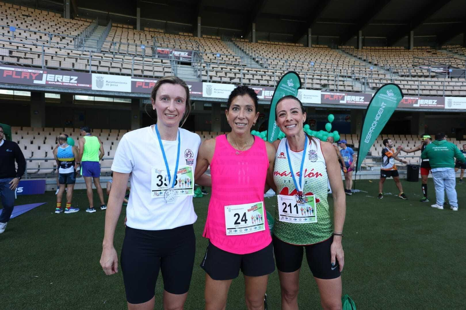 Sara Amar (dorsal 24), entre Rebeca González (211) y Loreto Pastor (358)  en Chapín.