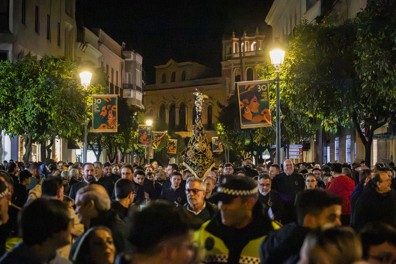 Multitudinario pasacalles de la Banda de las Cigarreras por el centro de Jerez