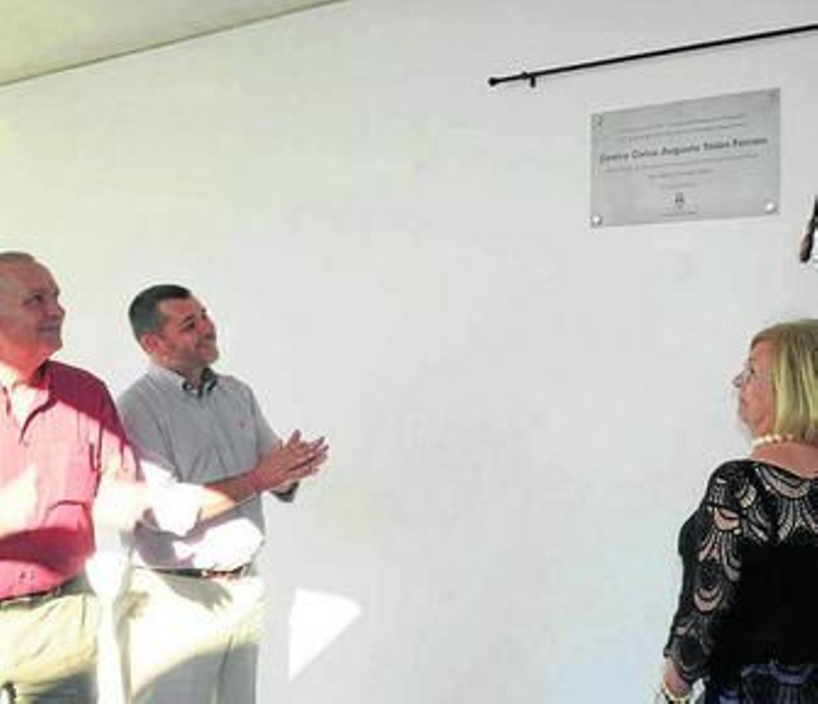 La placa con el nombre de Augusto Tolón está ya en el centro cívico.