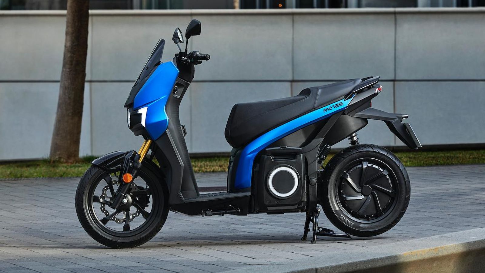 La batería, situada entre la rueda trasera y el reposapiés es extraíble para su recarga.