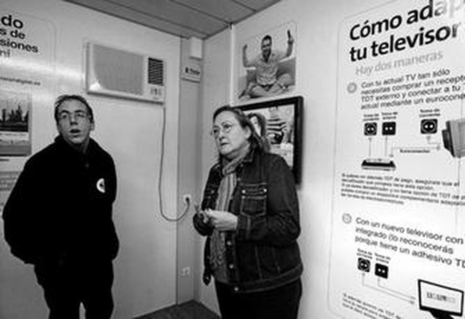 Un técnico del punto de información de la TDT y la edil Carmen Mayordomo, ayer.