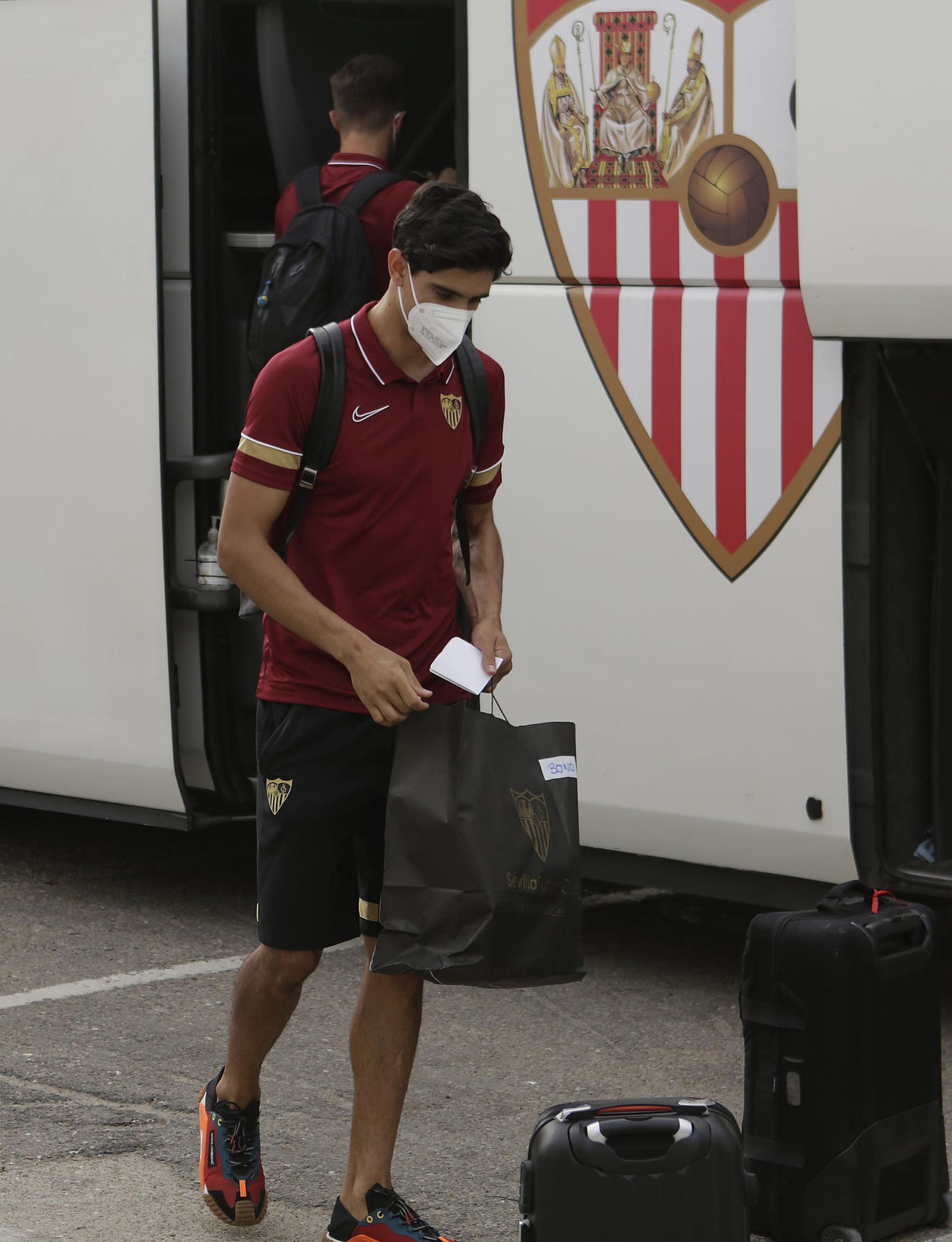 Bono, en el momento de partir con el Sevilla hacia Alicante.