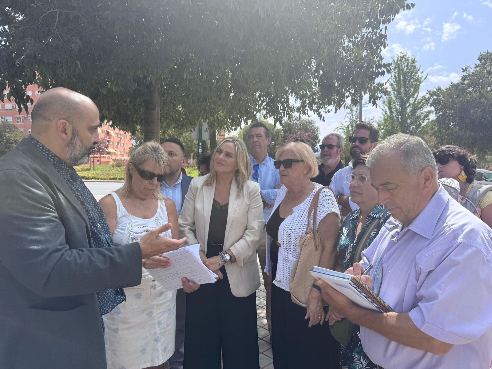 Imagen de la visita de la alcaldesa y los concejales al barrio de Albayda