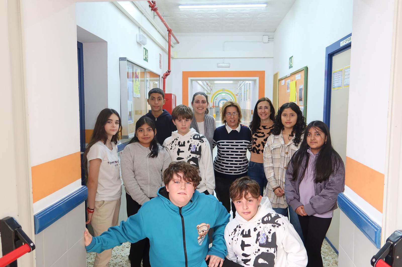 Vanira Martínez, María Ángeles Moreno e Irene Vázquez junto a algunos escolares.