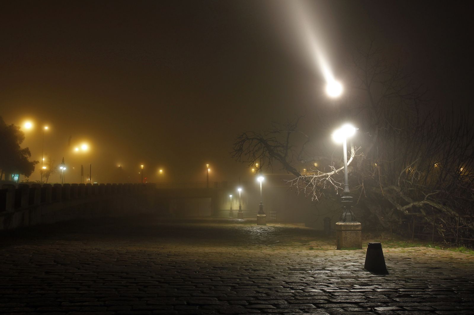 La niebla envuelve la noche sevillana