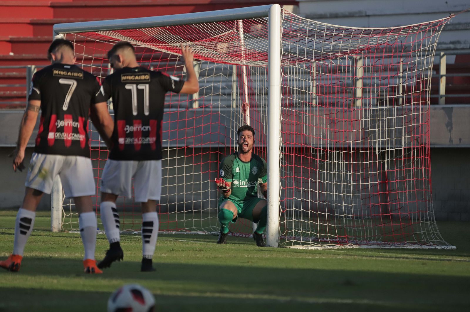 El meta del Cabecense ordena su defensa en el Nuevo Mirador.
