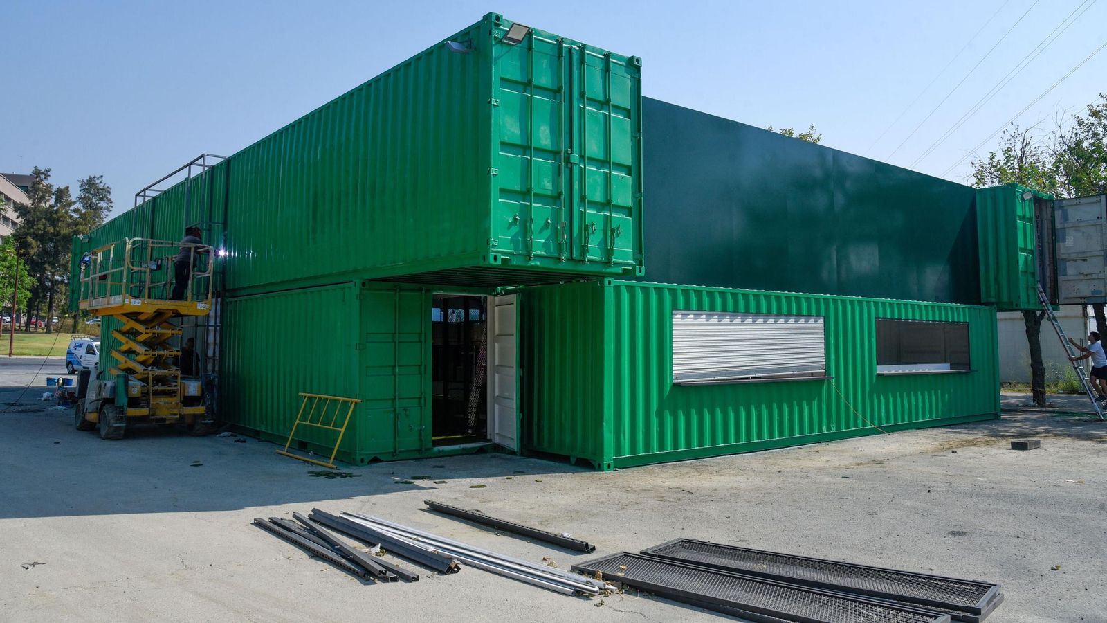 La nueva tienda oficial del Betis, montada a base de contenedores en sólo una semana.