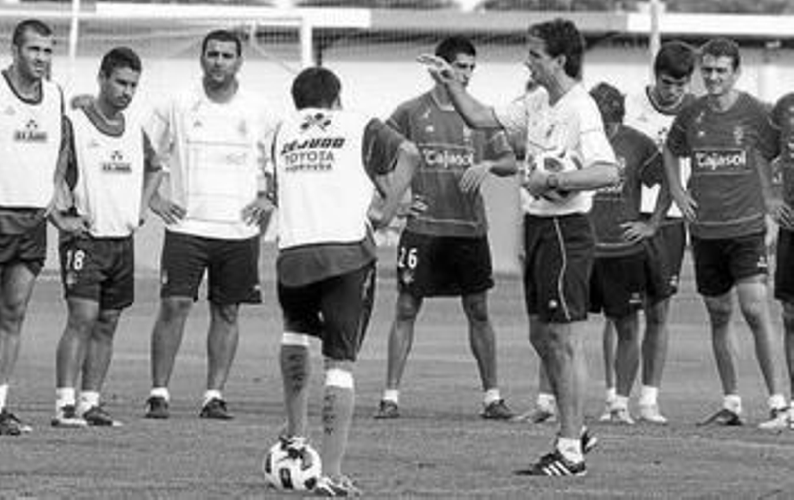 Pablo Alfaro se dirige a sus hombres durante un entrenamiento.