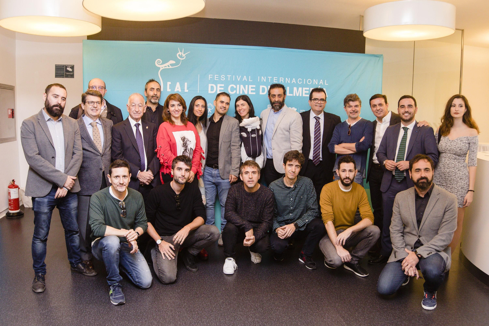 Gabriel Amat, Carlos Sánchez, Juan José Matarí, David Carrón y algunos de los actores y productores que se dieron cita ayer en Madrid.