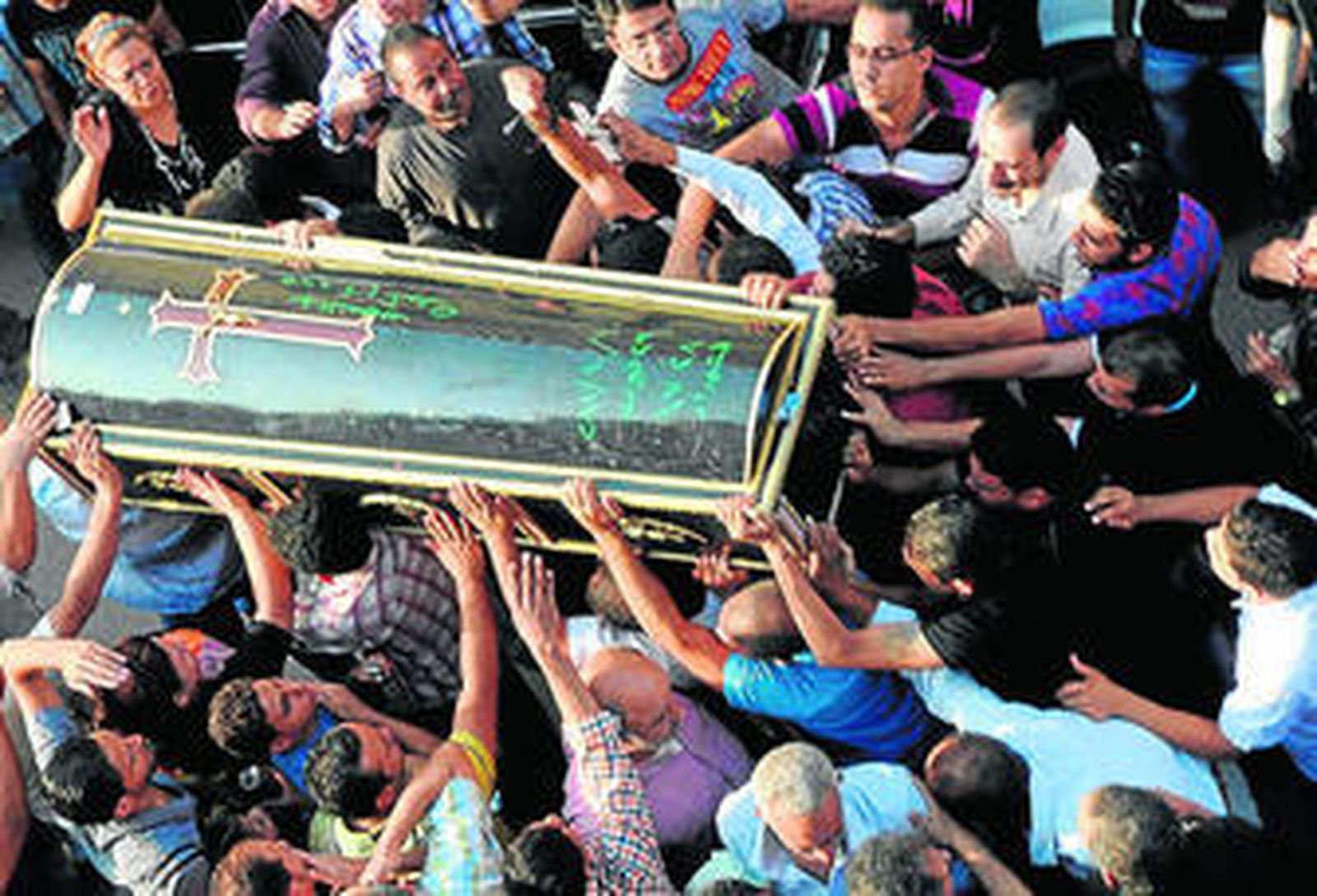 Funeral lleno de ira y tensión en Egipto