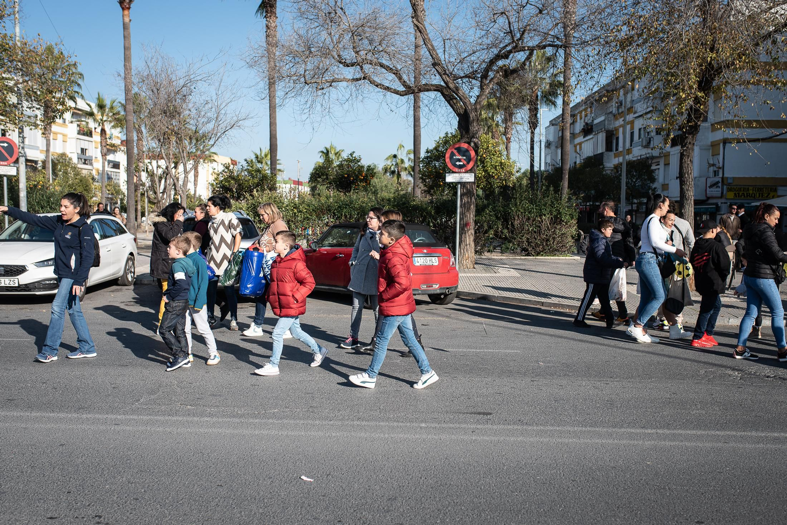 Los Reyes Magos traen la ilusión a los barrios de Huelva, en imágenes