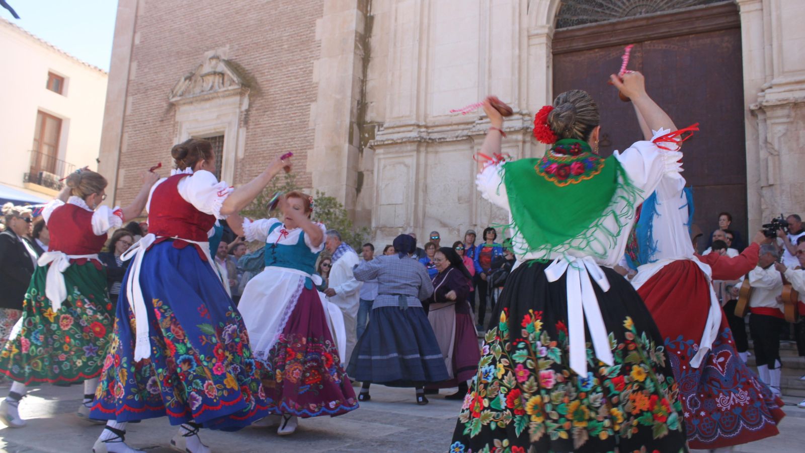 Baile spopulares frente al templo.