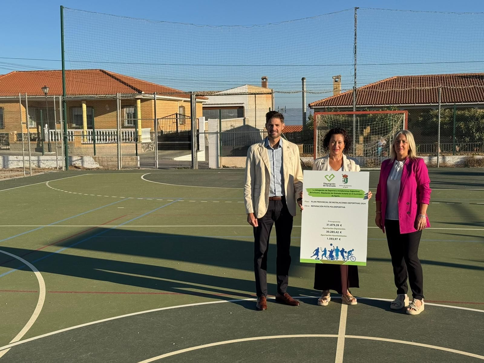 La alcadesa de Agrón junto a miembros de la coorporación provincial en la pista polideportiva.