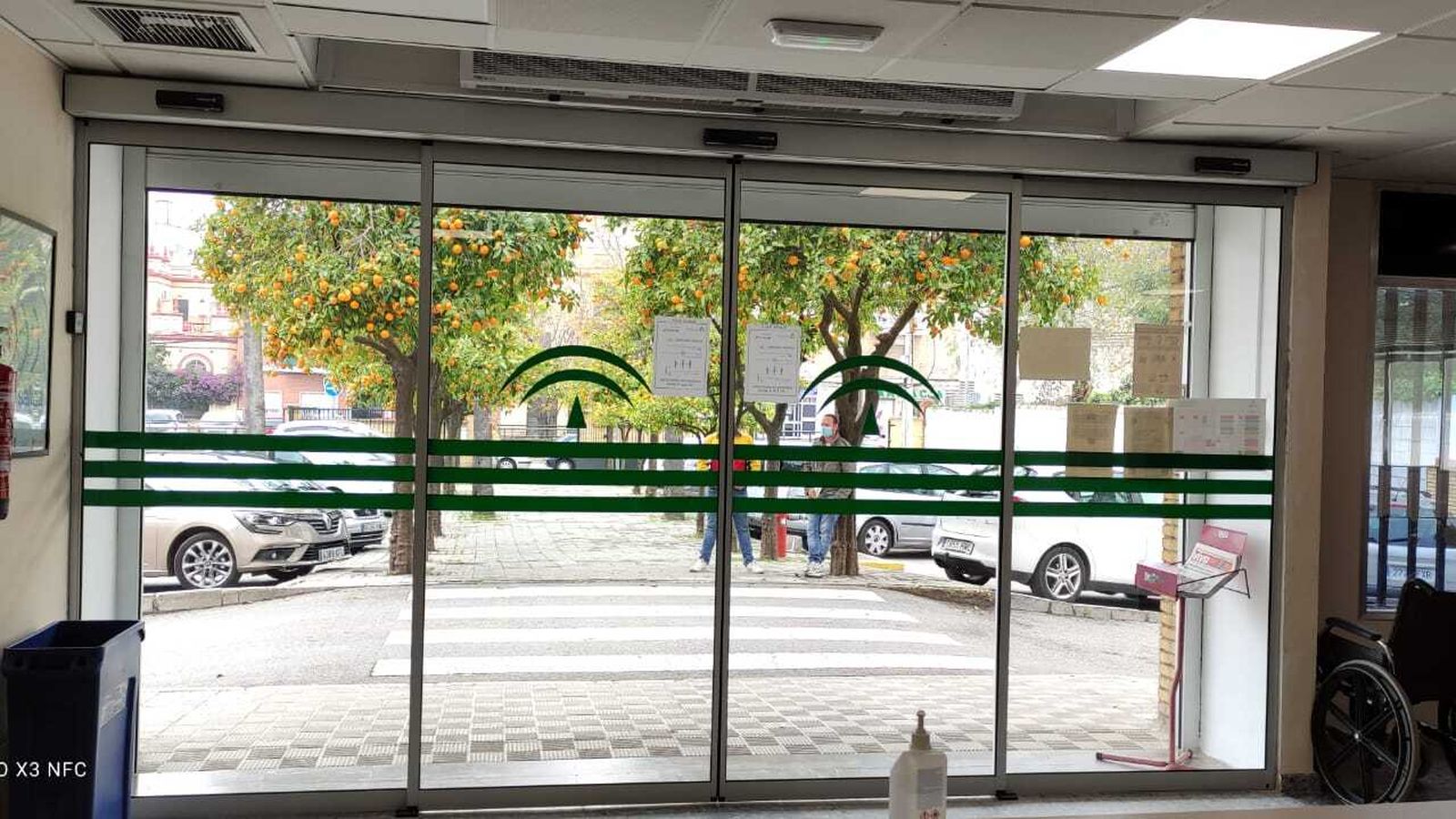 La puerta automática instalada en el centro de salud de Bellavista.