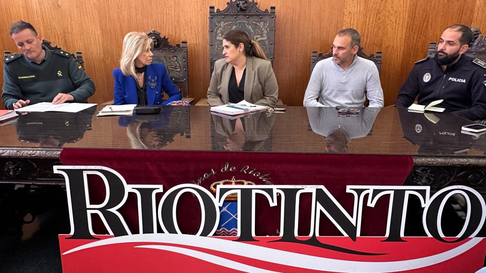 María José Rico, Rocío Díaz y agentes de las fuerzas de seguridad en la Junta Local de Seguridad de Minas de Riotinto.