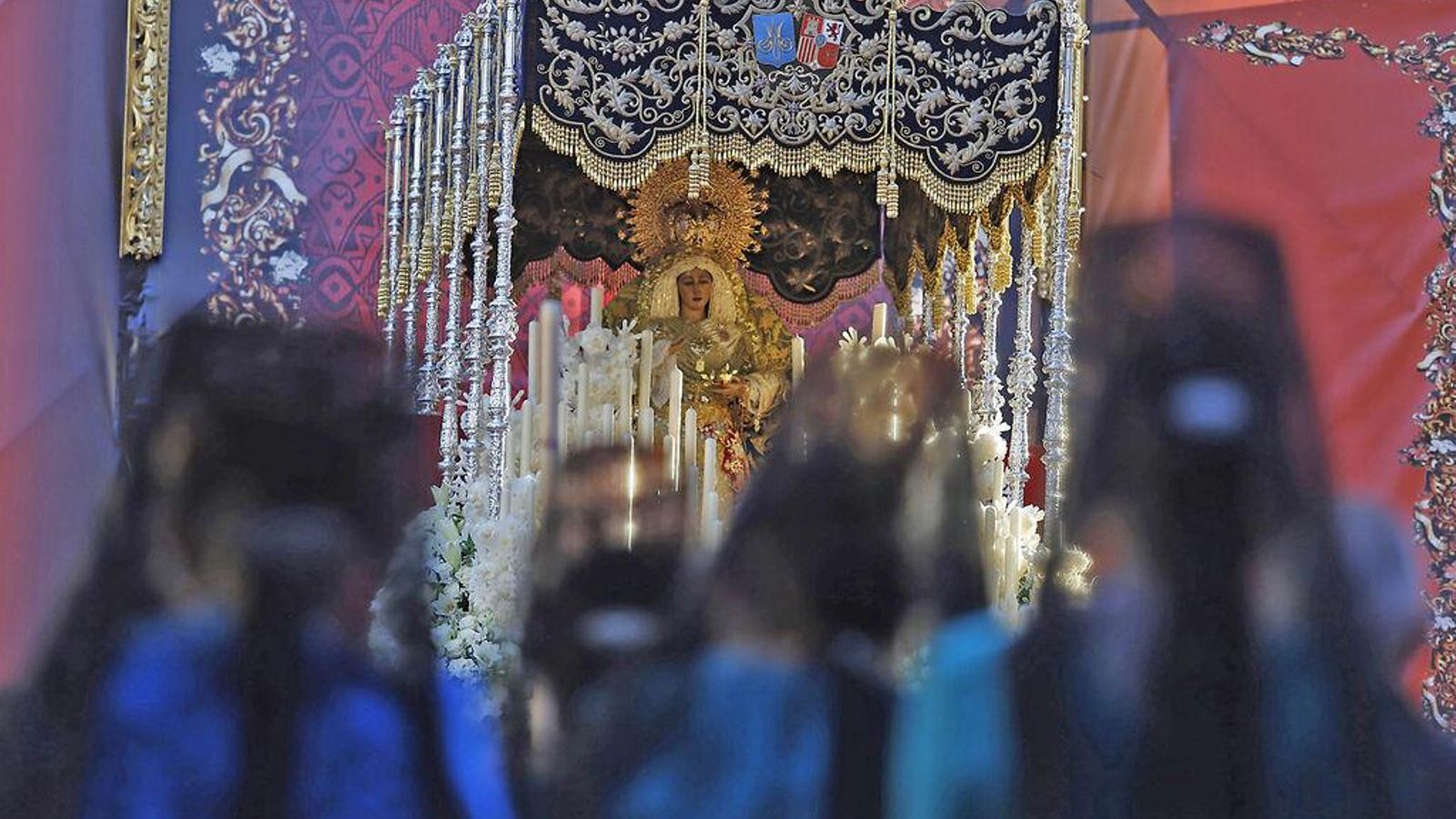 Las hermanas del Nazareno vestidas de mantilla en Huelva.