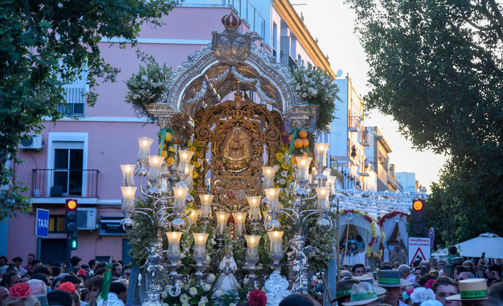 Llegada de la Hermandad del Rocío de Triana 2025 a Sevilla