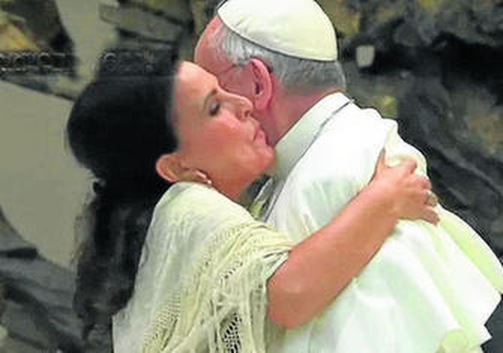 María José Santiago se funde en un imprevisto y sentido abrazo con el papa Francisco.