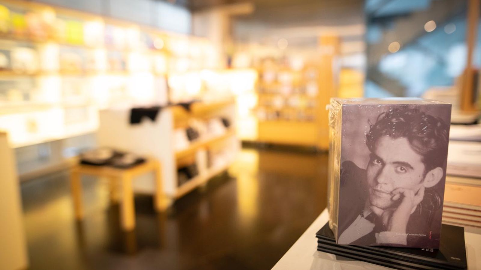 Un retrato de Federico García Lorca en la reapertura de la librería del Centro Lorca