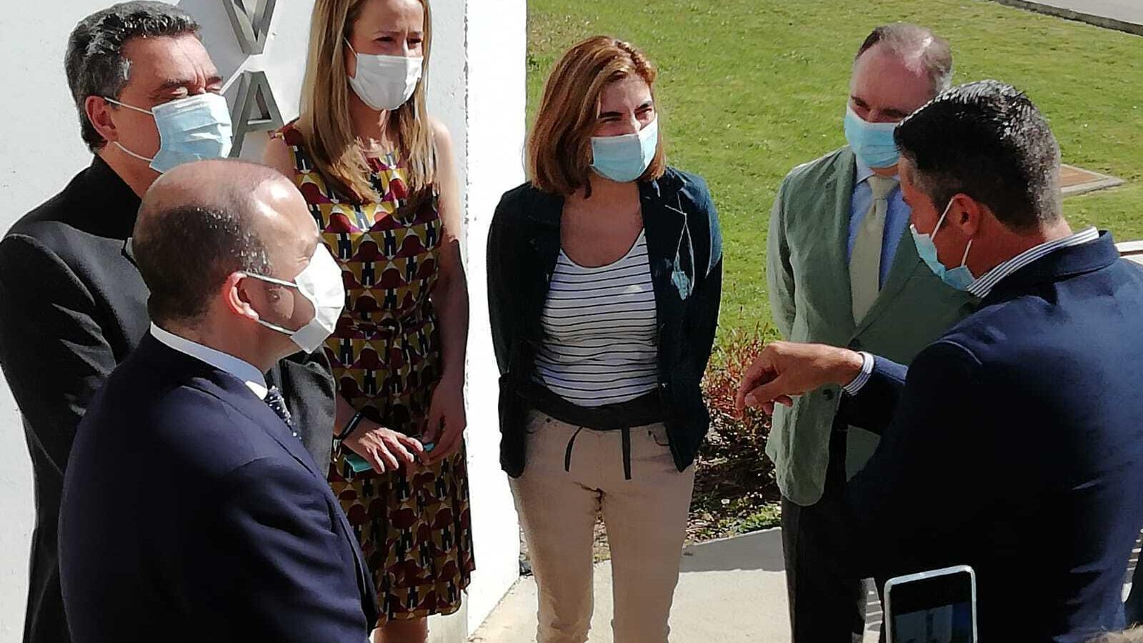 la delegada de Empleo atiende unas explicaciones.