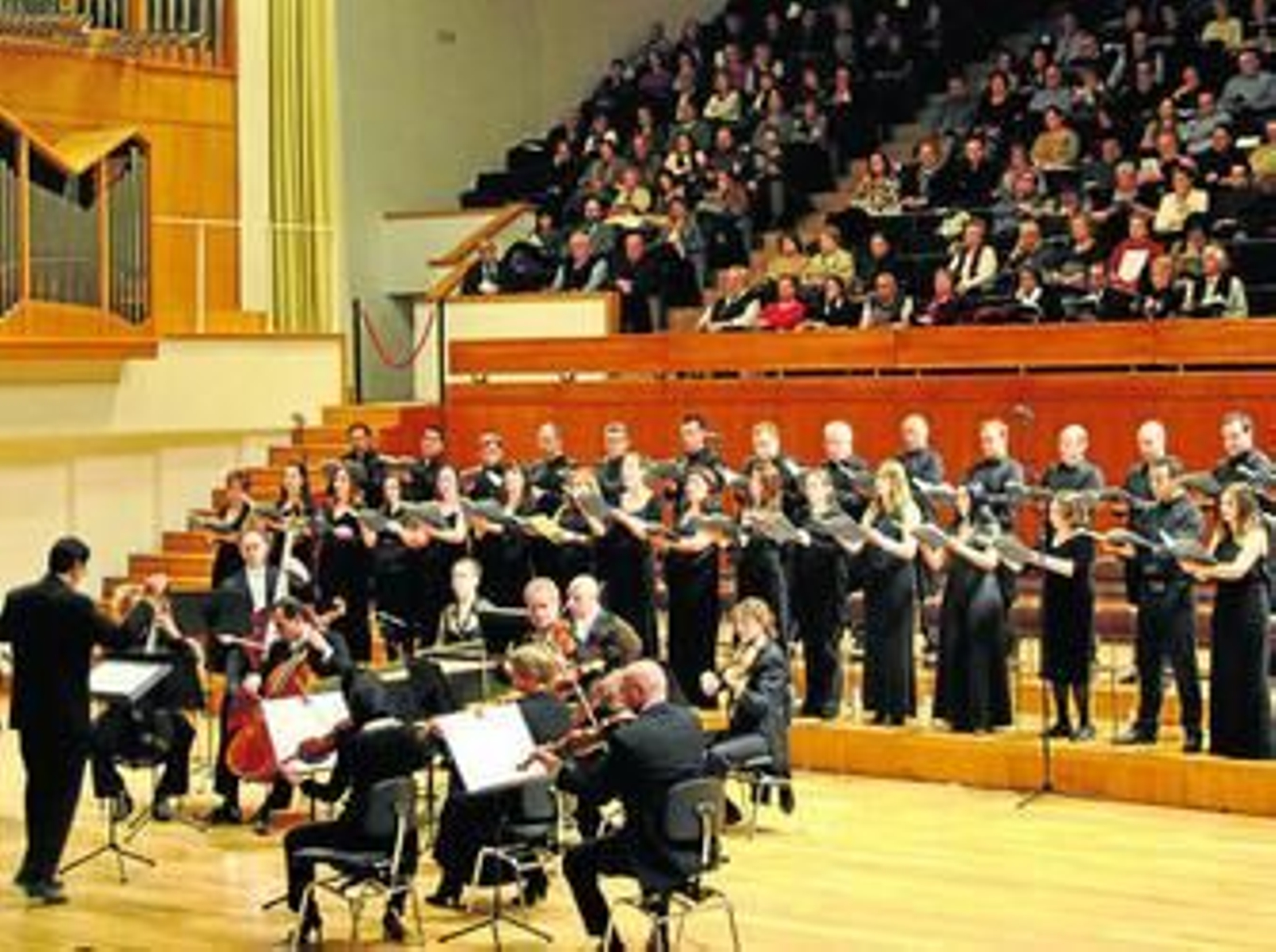 Daniel Mestre, el viernes, al frente del concierto.