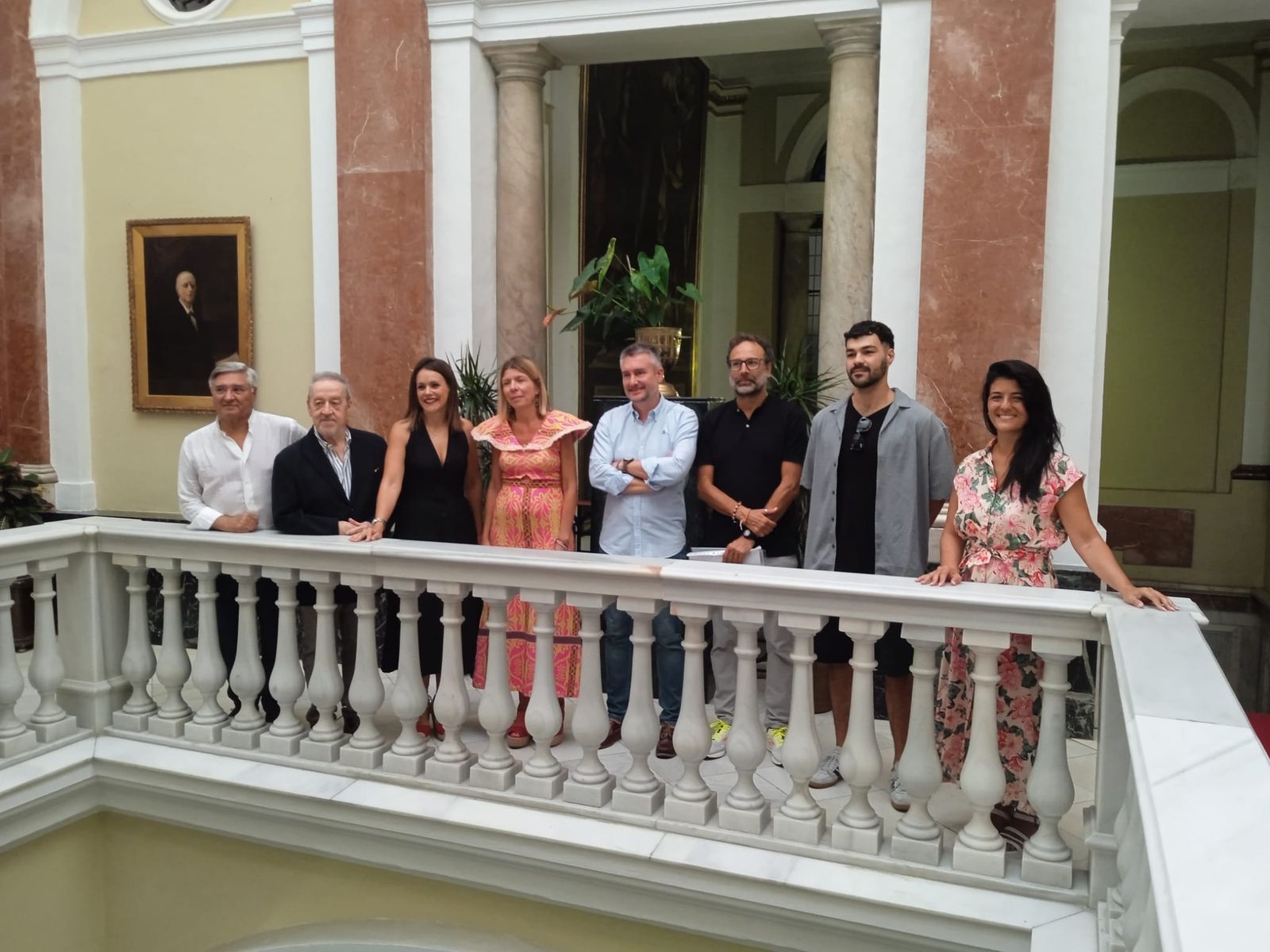 Tutores, patrocinadores y coordinadores de la Escuela Municipal de Carnaval en el Ayuntamiento de Cádiz.