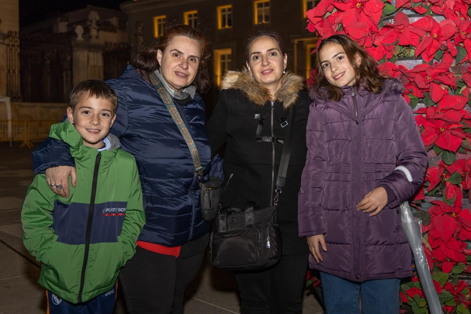 Los jiennenses disfrutan del centro de la ciudad, rodeados de un ambiente navideño