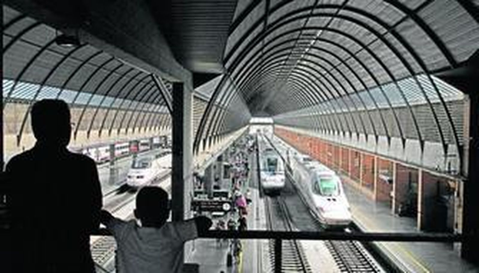 Imagen de la estación de Santa Justa desde la pasarela situada sobre los andenes.
