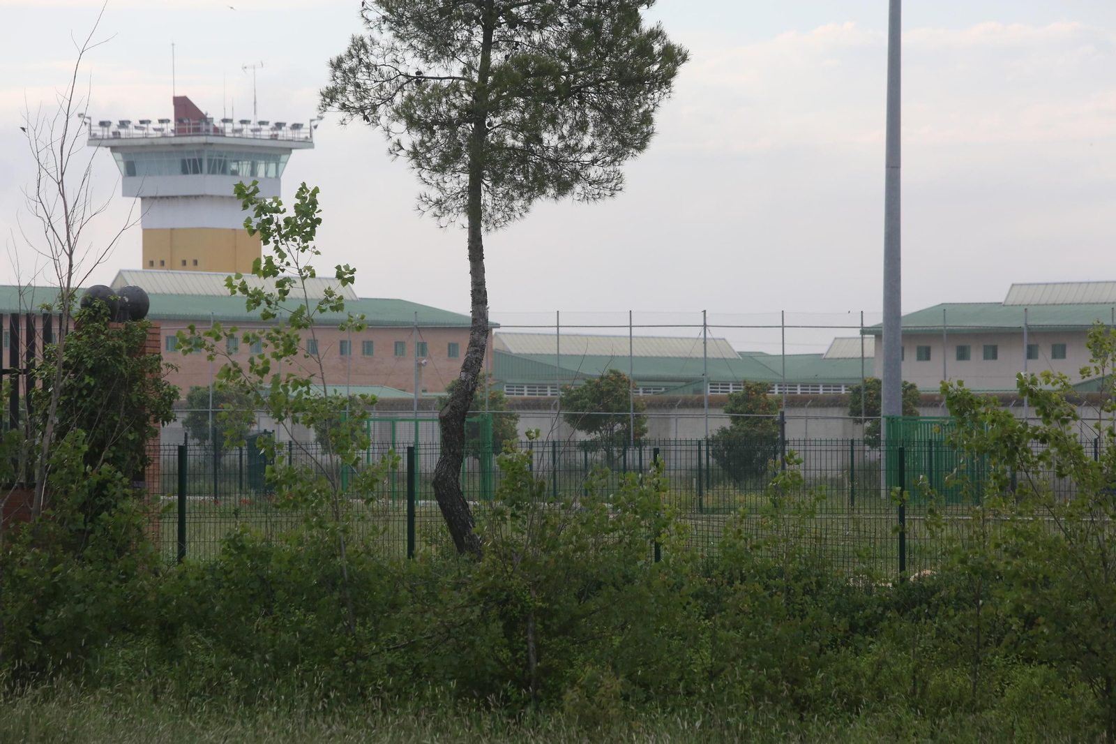 El centro penitenciario de Huelva, donde están recluidos provisionalmente tres de los investigados, ayer.