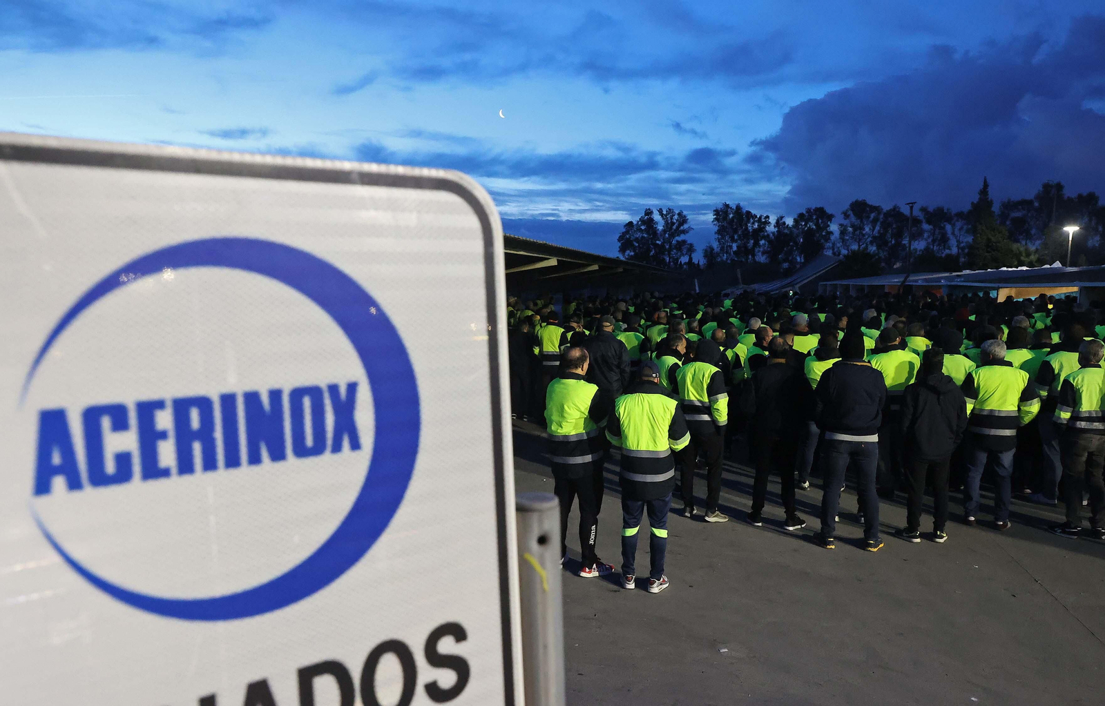 Imágenes del corte de la A7 por los huelguistas de Acerinox tras las negociaciones en el Consejo Andaluz de Relaciones Laborales