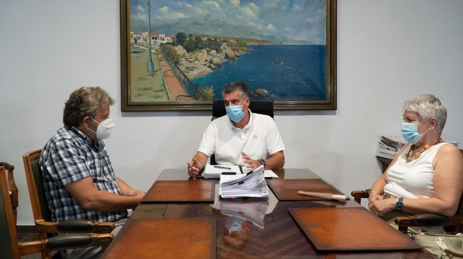 Reunión entre el alcalde y losresponsables de las asociaciones de empresarios y residentes de Nerja.