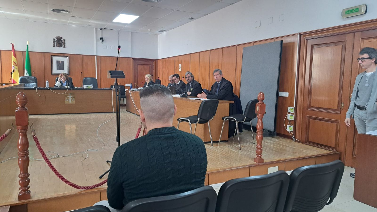 El acusado, de espaldas, durante la celebración del juicio en la Audiencia de Cádiz.