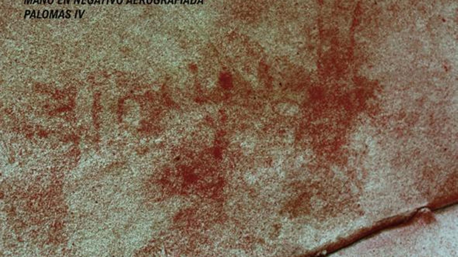 Silueta de mano en negativo (a la izquierda), obtenida por pulverización, descubierta en la tarifeña cueva de Palomas IV