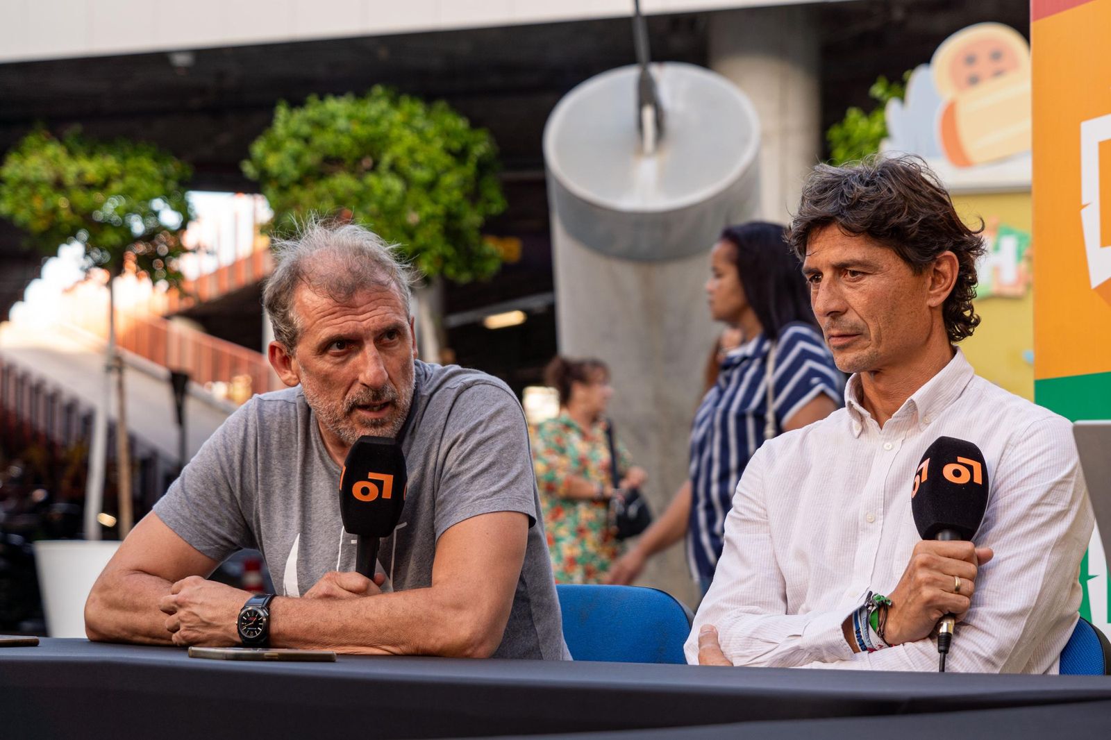 Óscar Arias y Jesús Vázquez, en una tertulia en Holea.