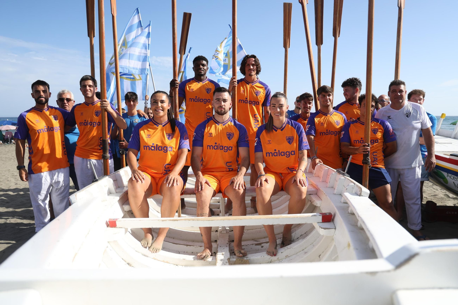 Naranja, azul y el ojo fenicio: la tercera camiseta del Málaga CF 2025/26