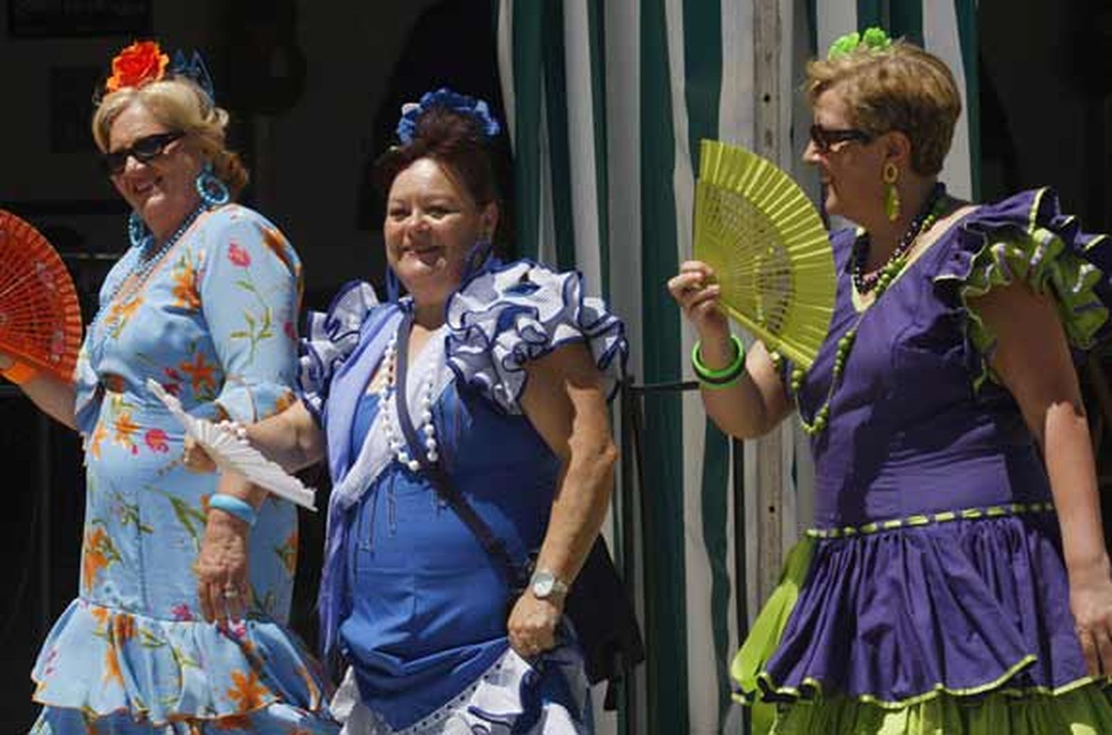Ni el calor ni la posible resaca de la noche impidieron que las mujeres, ataviadas con sus trajes reglamentarios, llenaran el recinto ferial

Foto: Rioja-Nuria Reina