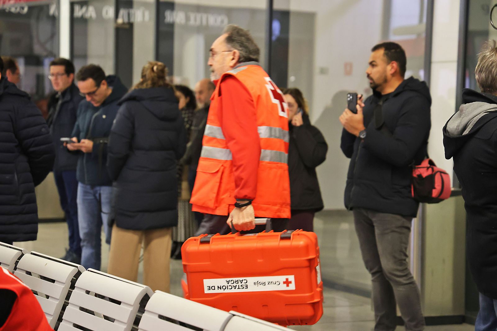 Las Fotografías del dispositivo de urgencia en la estación de Huelva para los afectados por el tren accidentado