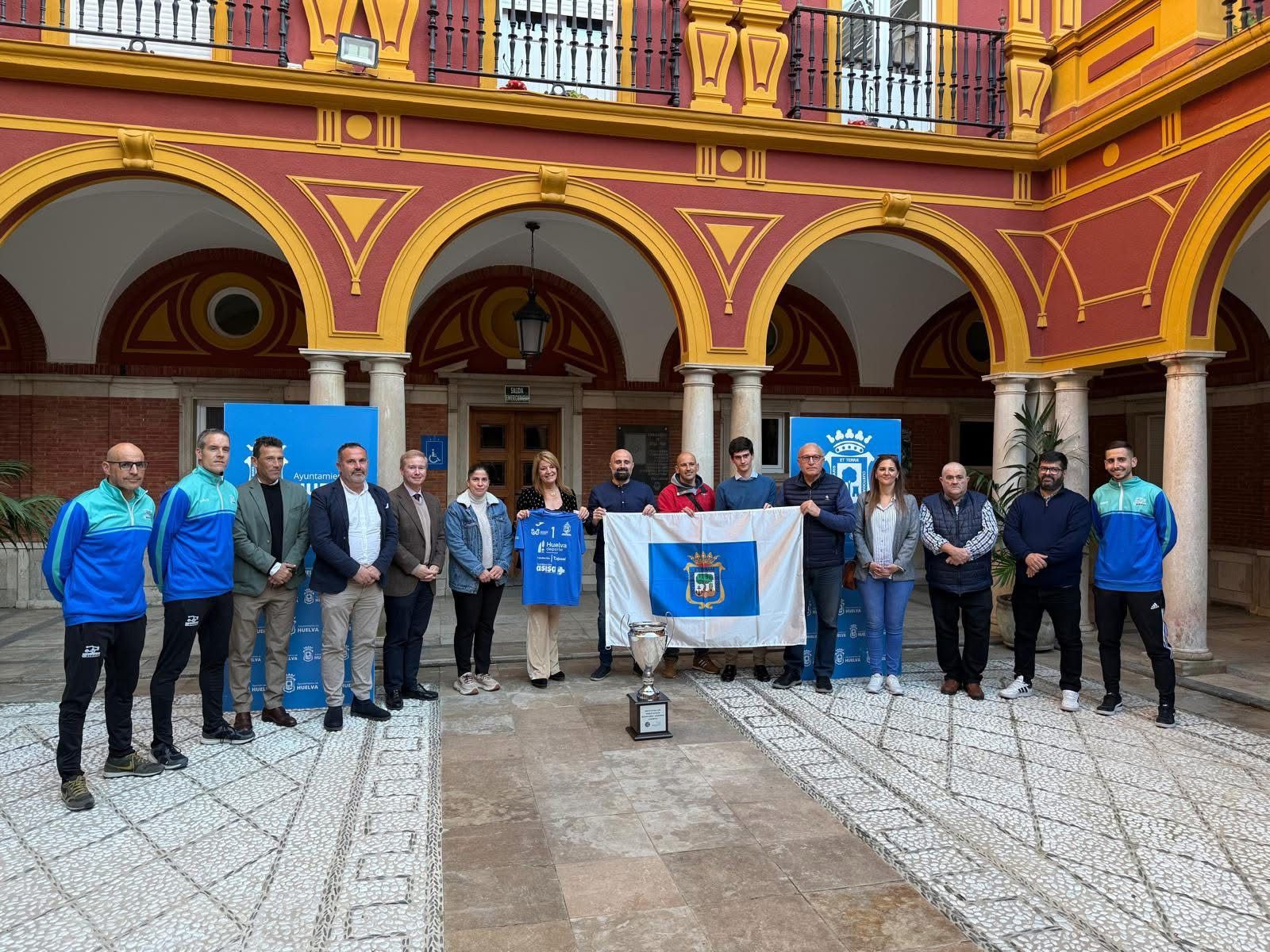 El Ayuntamiento recibe al CD Sordos tras proclamarse campeón del mundo.