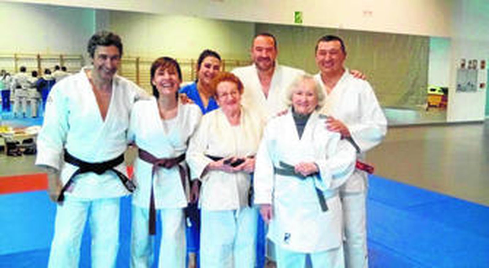 El profesor de la US Óscar del Castillo y el maestro Luis Toronjo en una de sus clases de JUA en el tatami de la Facultad de Ciencias de la Educación.