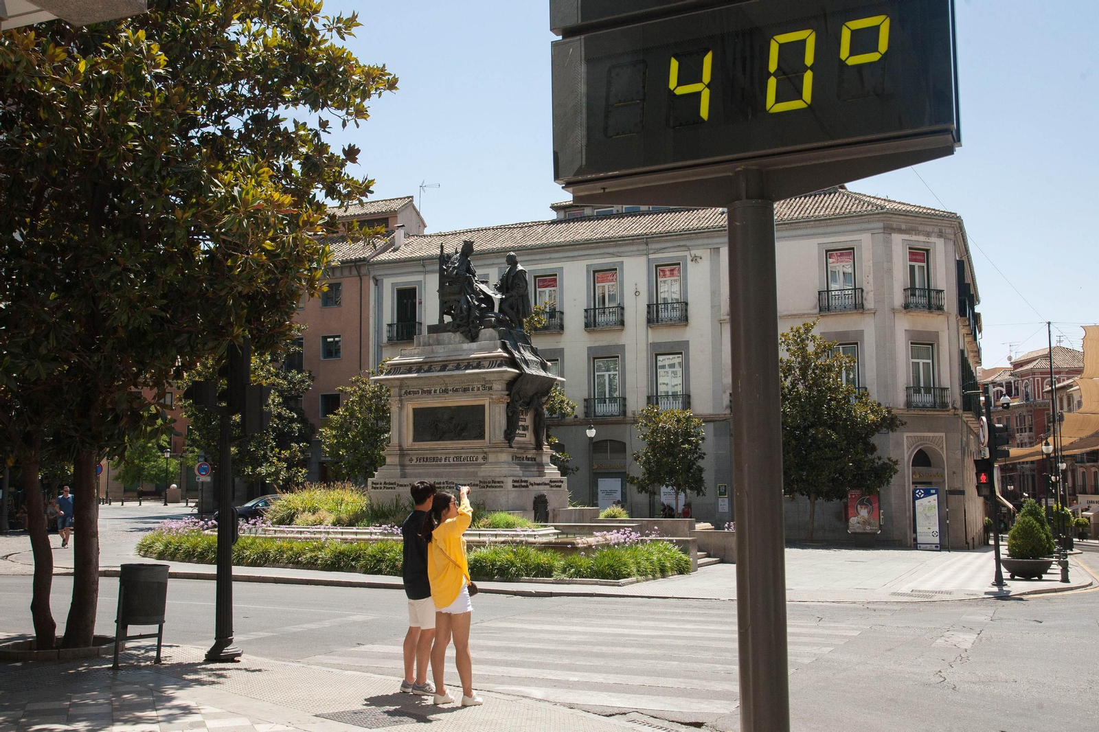 Un termómetro marcando 40 grados en el centro de Granada