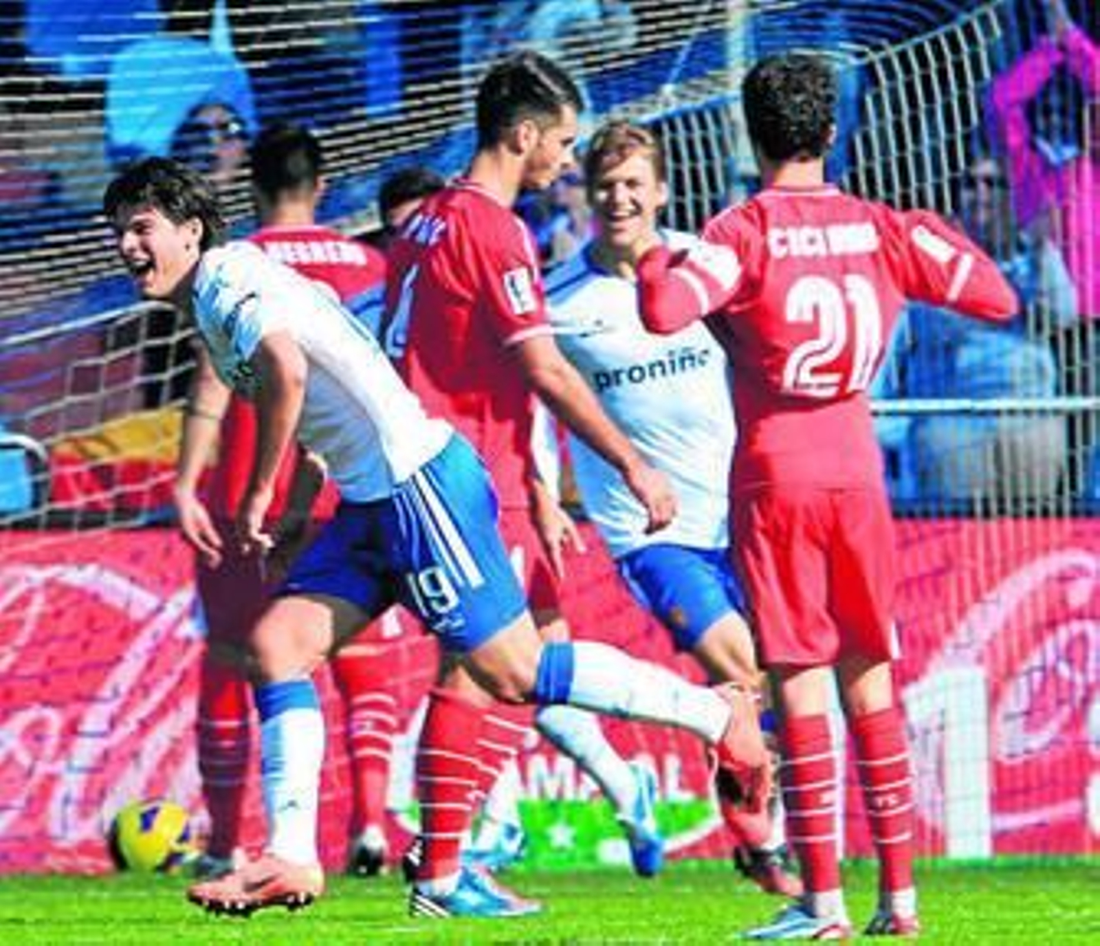 Sapunaru festeja el segundo gol zaragocista ante unos contrariados Spahic y Cicinho.