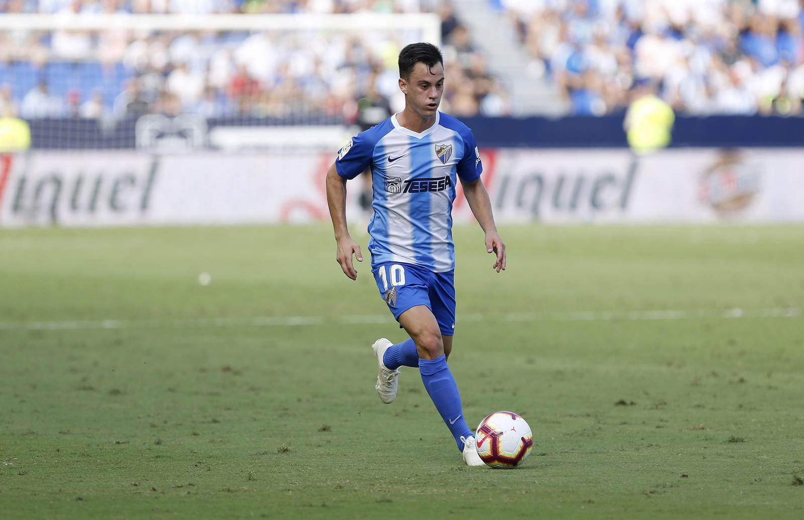 Juanpi Añor conduce el esférico durante el encuentro de ayer en La Rosaleda ante el Rayo Majadahonda.