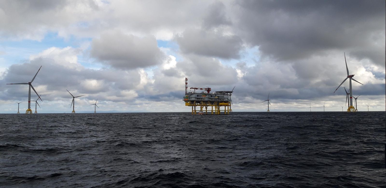 El parque eólico marino ‘Wikinger’; en el centro, la subestación ‘Andalucía’, construida en las instalaciones de Navantia en Puerto Real (Cádiz).