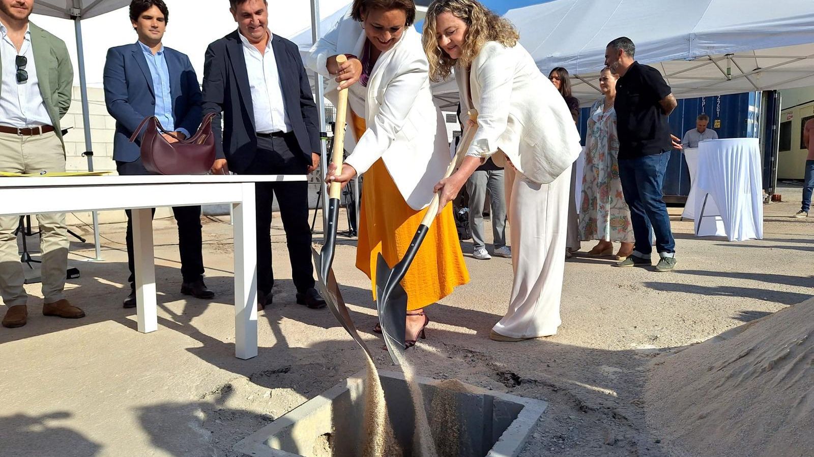 El acto de colocación de la primera piedra.